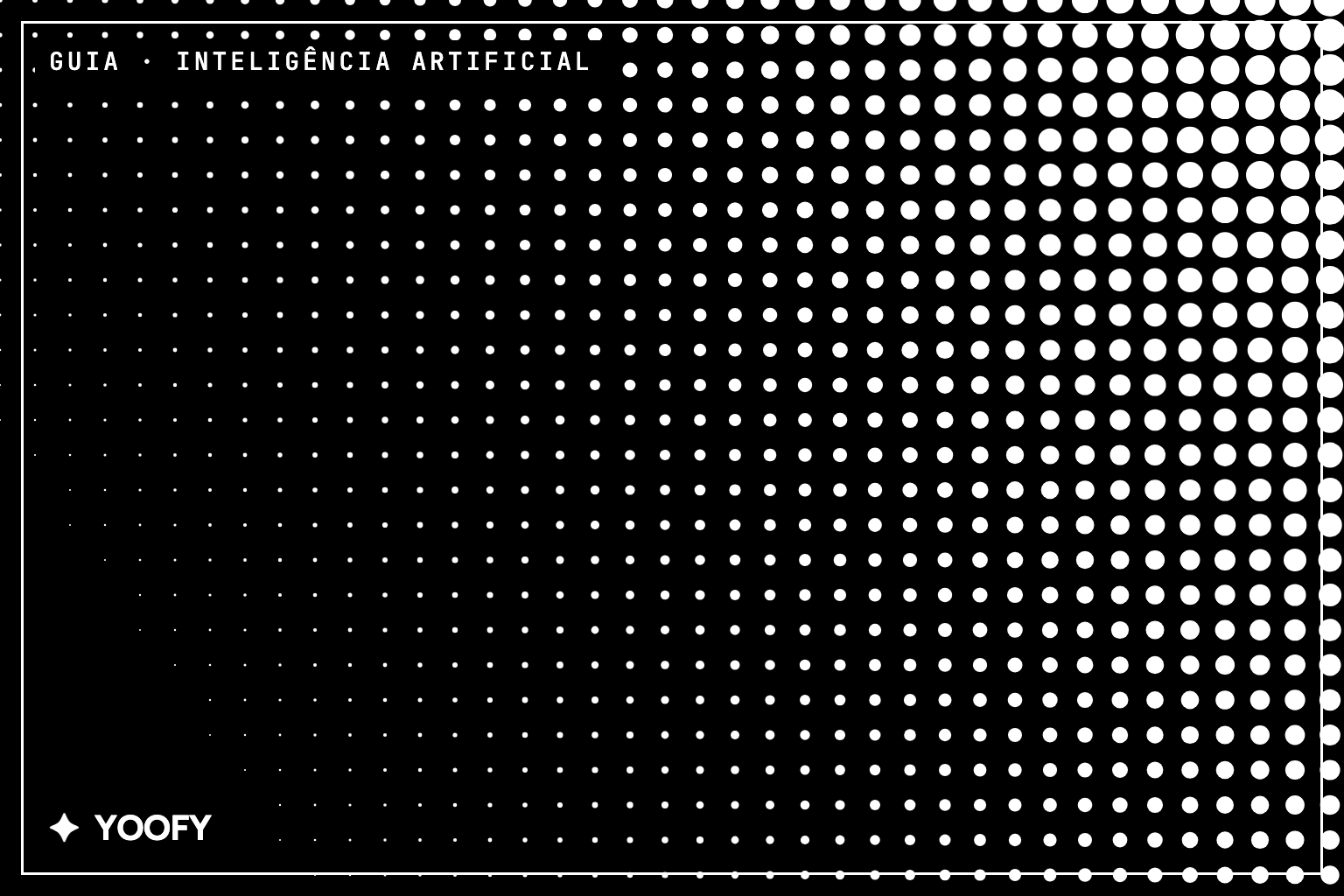 Mão segurando lupa sobre página impressa ao lado de notebook aberto, em mesa clara com luz natural