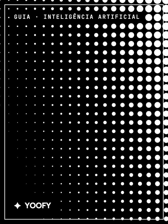 Mão segurando lupa sobre página impressa ao lado de notebook aberto, em mesa clara com luz natural